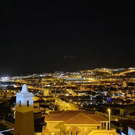 Lejlighed With A Serene Ocean And Mountain View