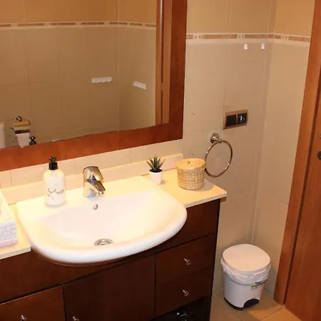 With A Serene Ocean And Mountain View Lejlighed *